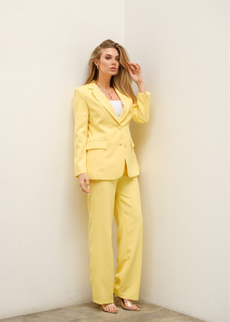 Women’s light yellow pantsuit with blazer and wide-leg trousers, complete three-piece outfit for business events