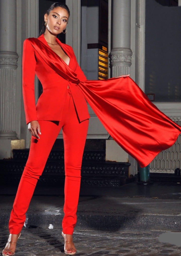Red skinny fit crepe pants with high-rise waist and straight leg, Carolina style.